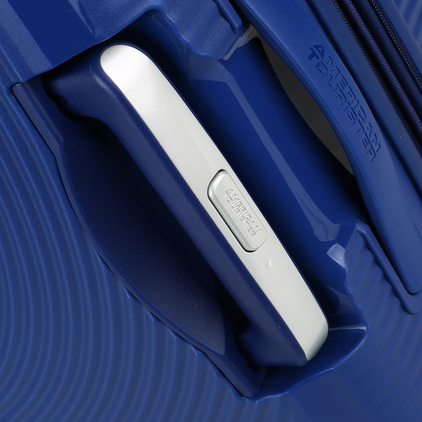 Чемодан большой L из полипропилена с кодовым замком American Tourister Soundbox