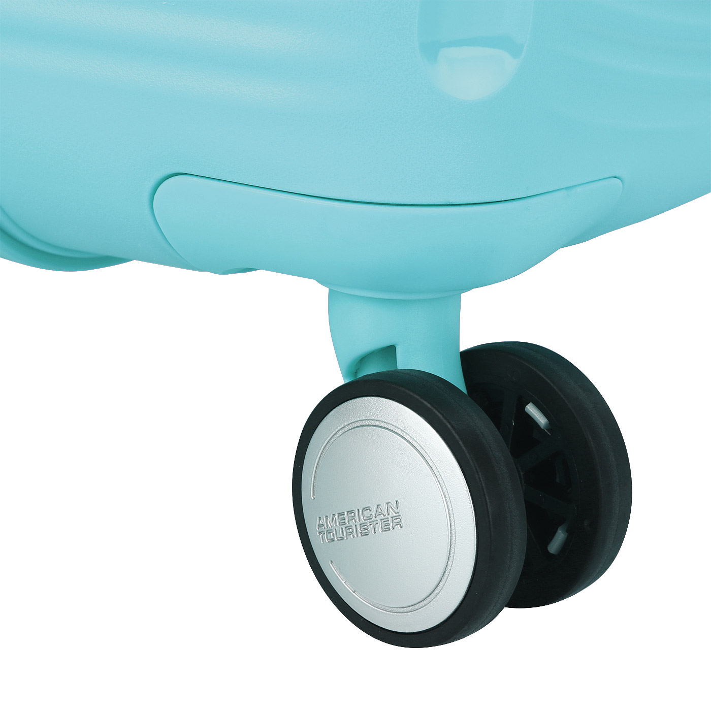 Чемодан средний M из полипропилена с кодовым замком American Tourister Soundbox