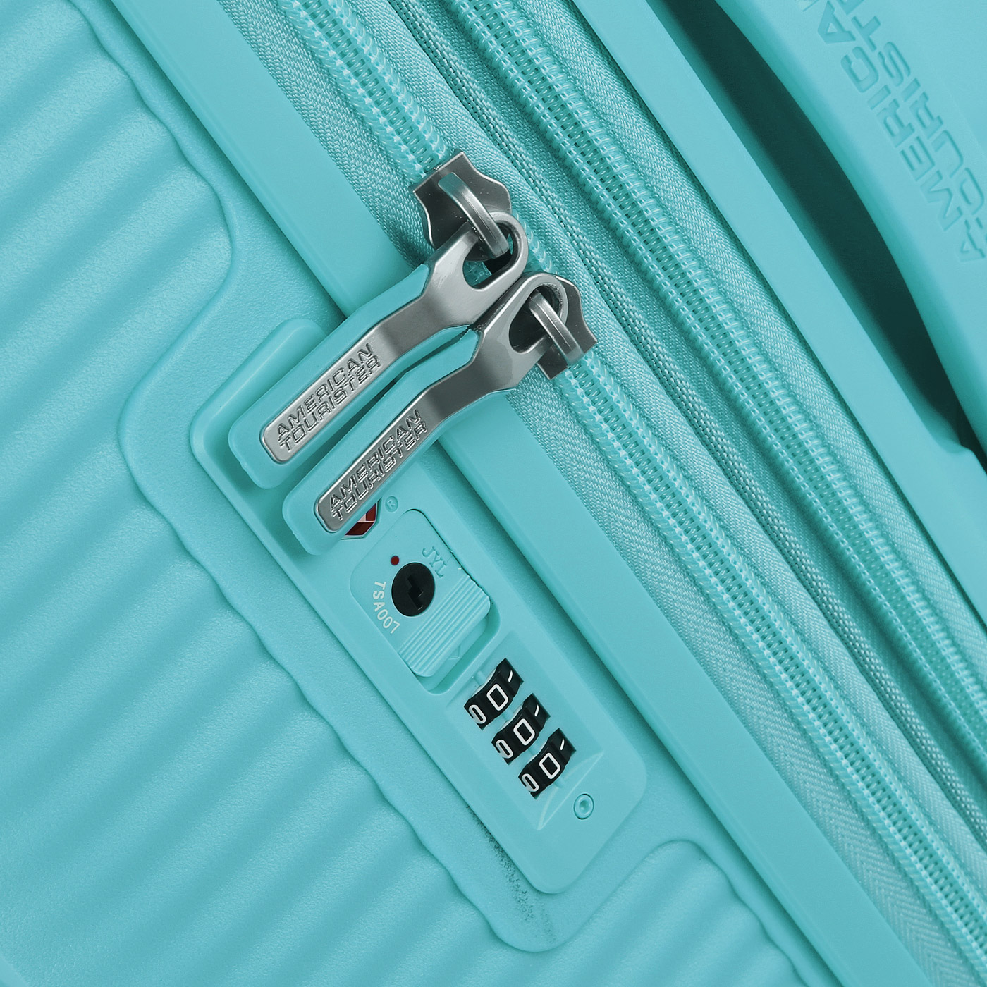 Чемодан средний M из полипропилена с кодовым замком American Tourister Soundbox