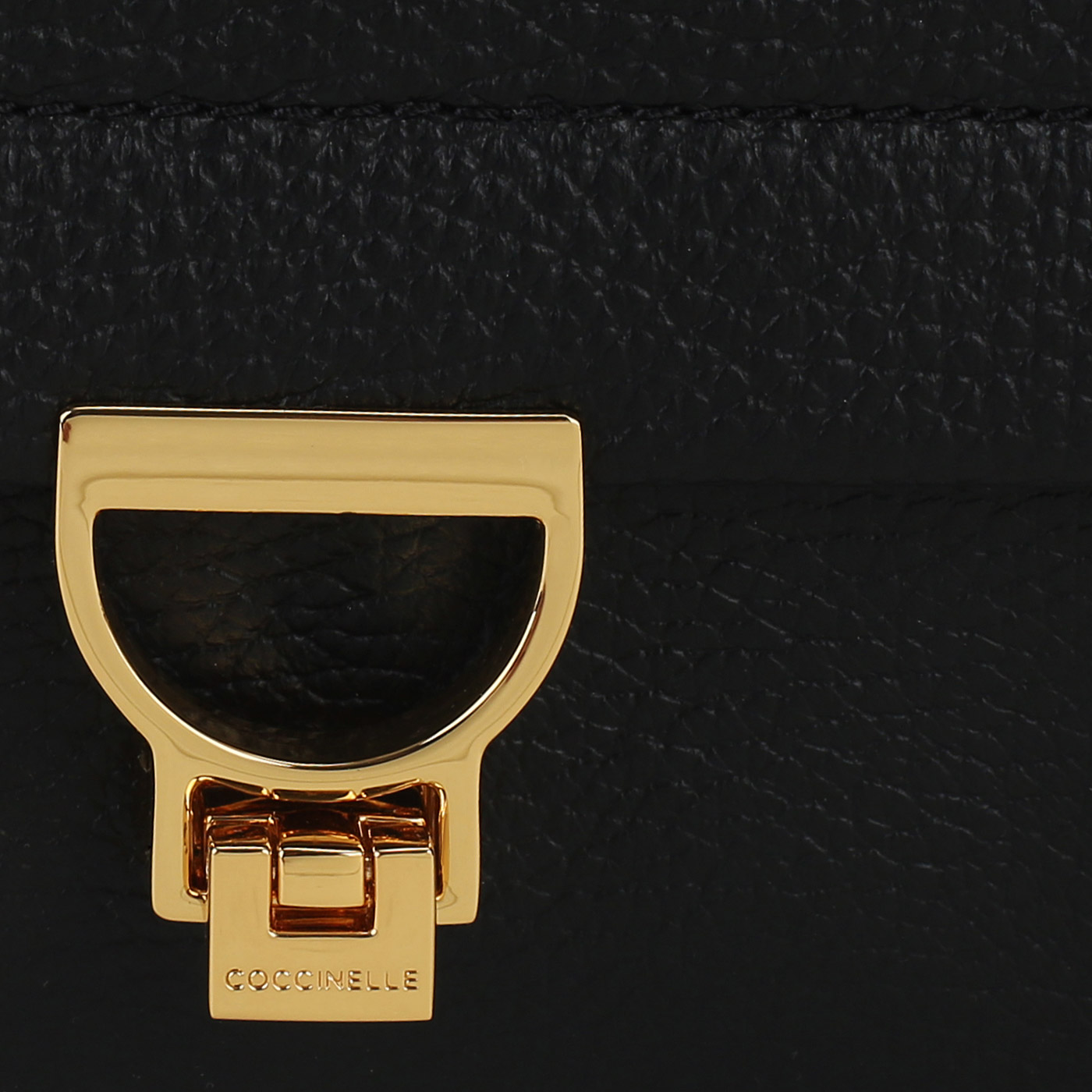 Сумка-клатч с цепочкой Coccinelle Arlettis