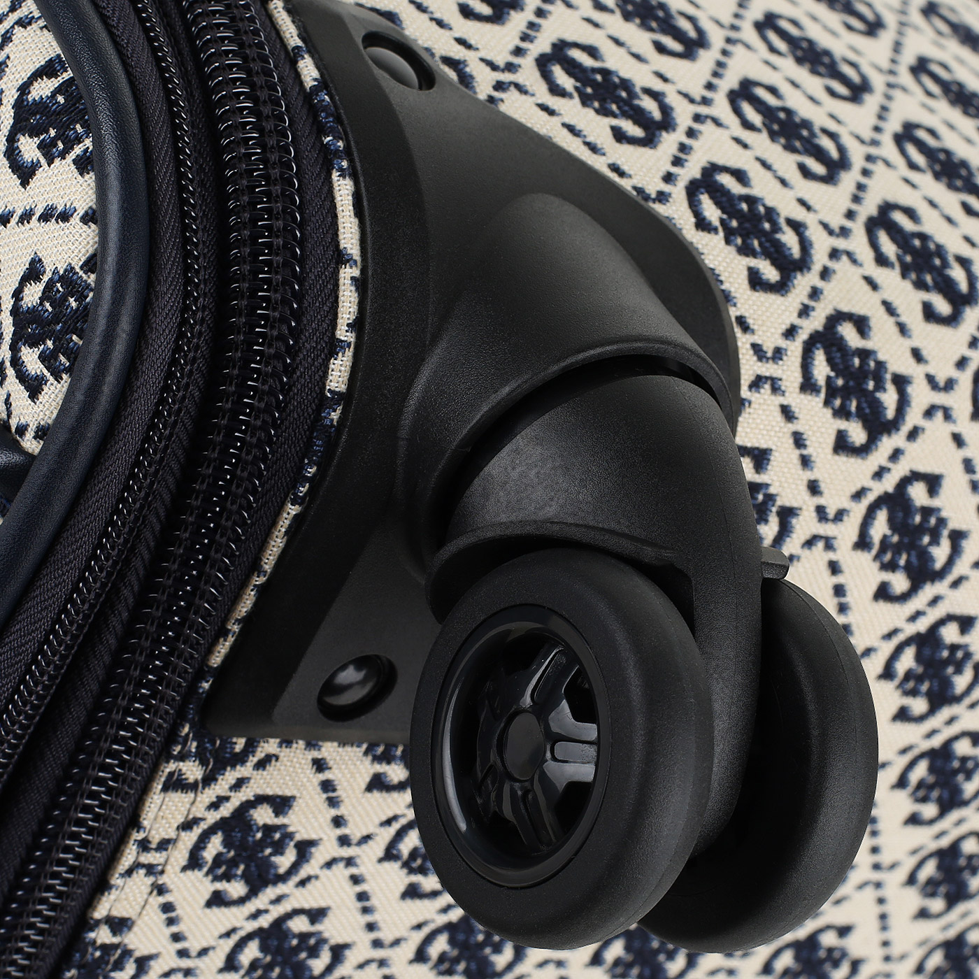 Чемодан большой L тканевый Guess Izzy