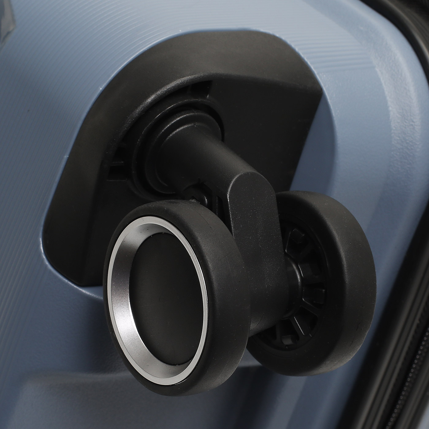 Чемодан средний M из полипропилена Sun Voyage Elite