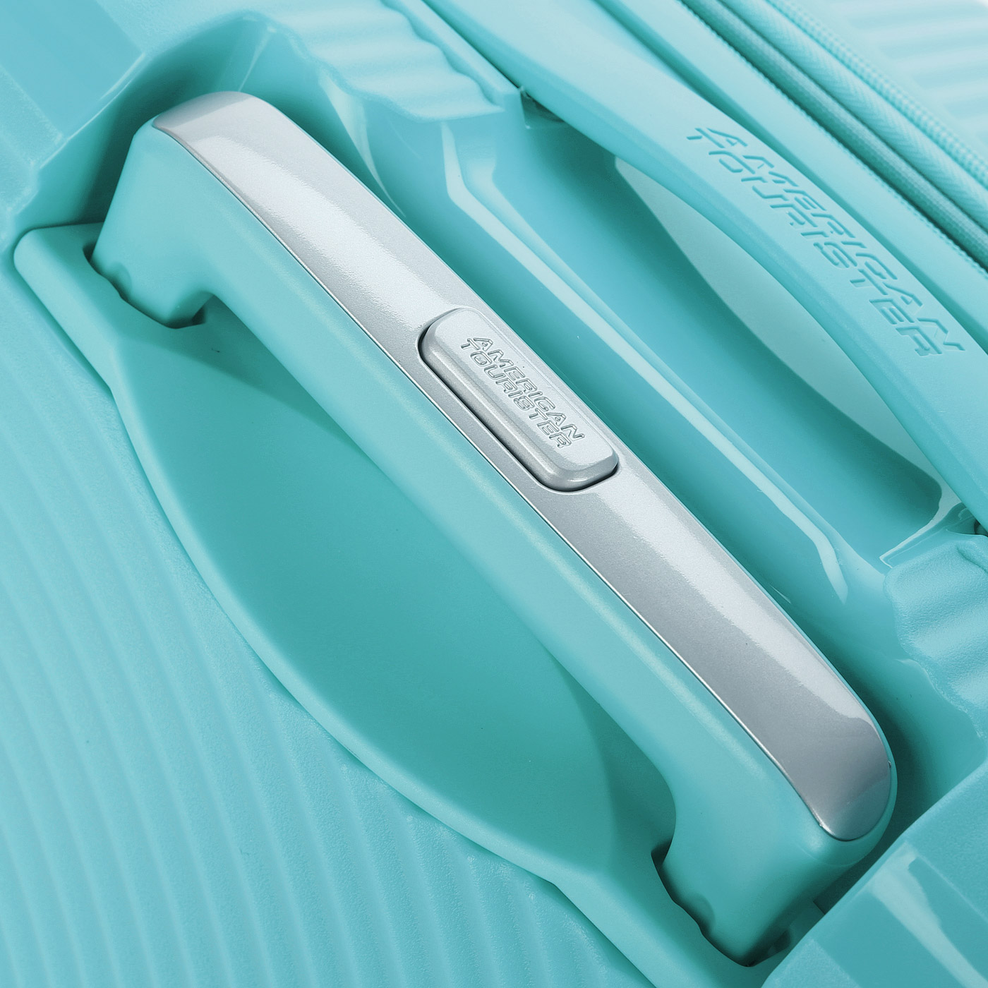 Чемодан средний M из полипропилена с кодовым замком American Tourister Soundbox