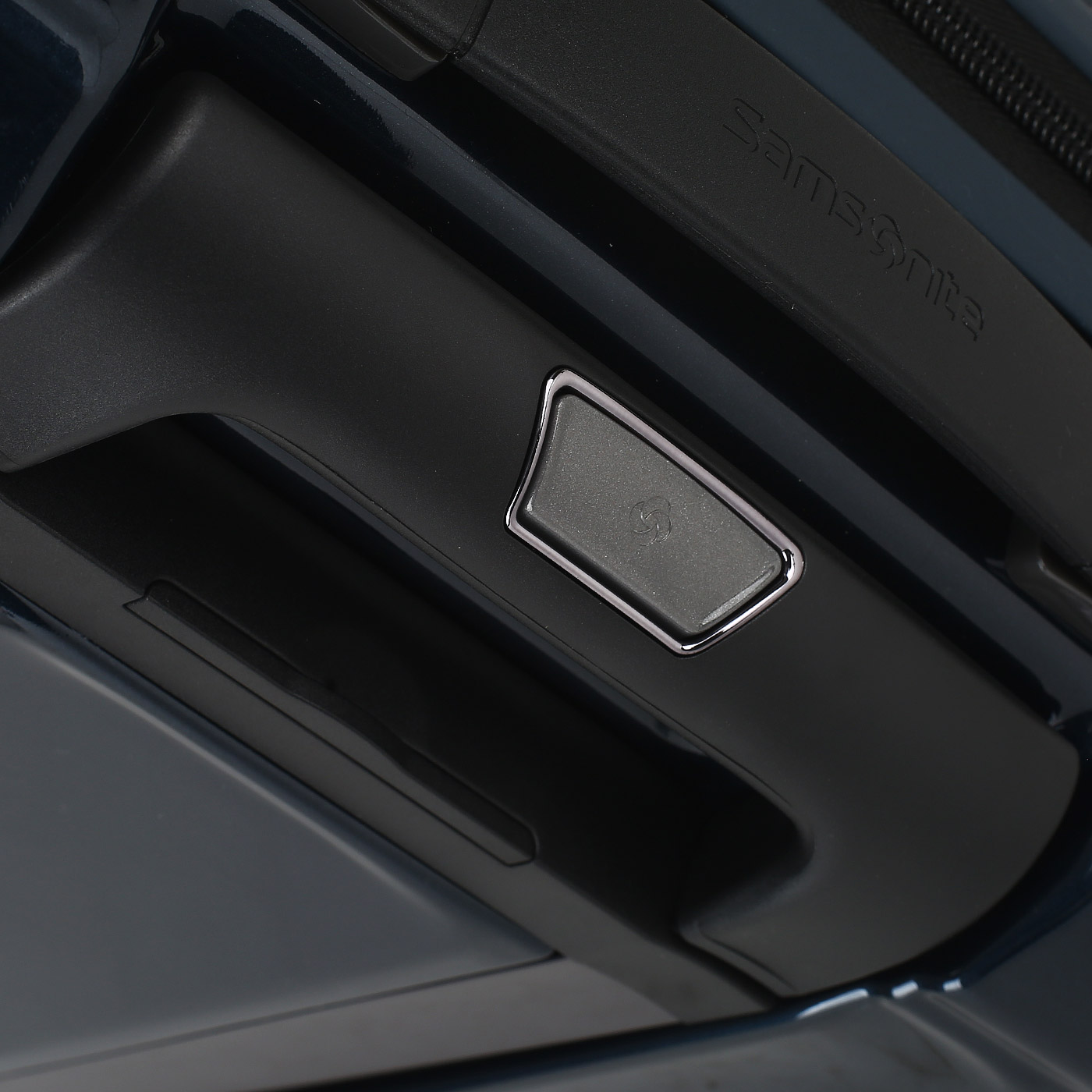Чемодан маленький S из поликарбоната Samsonite Nuon