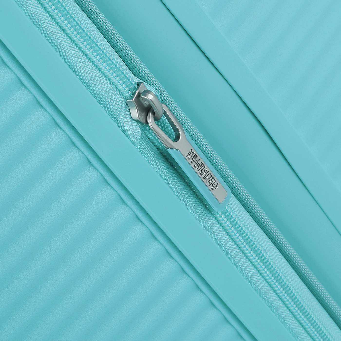 Чемодан средний M из полипропилена с кодовым замком American Tourister Soundbox