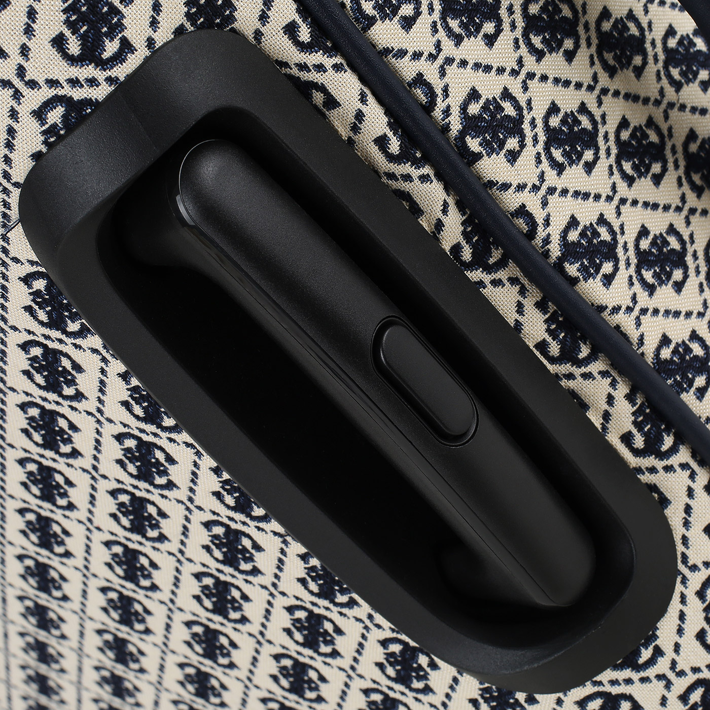 Чемодан большой L тканевый Guess Izzy