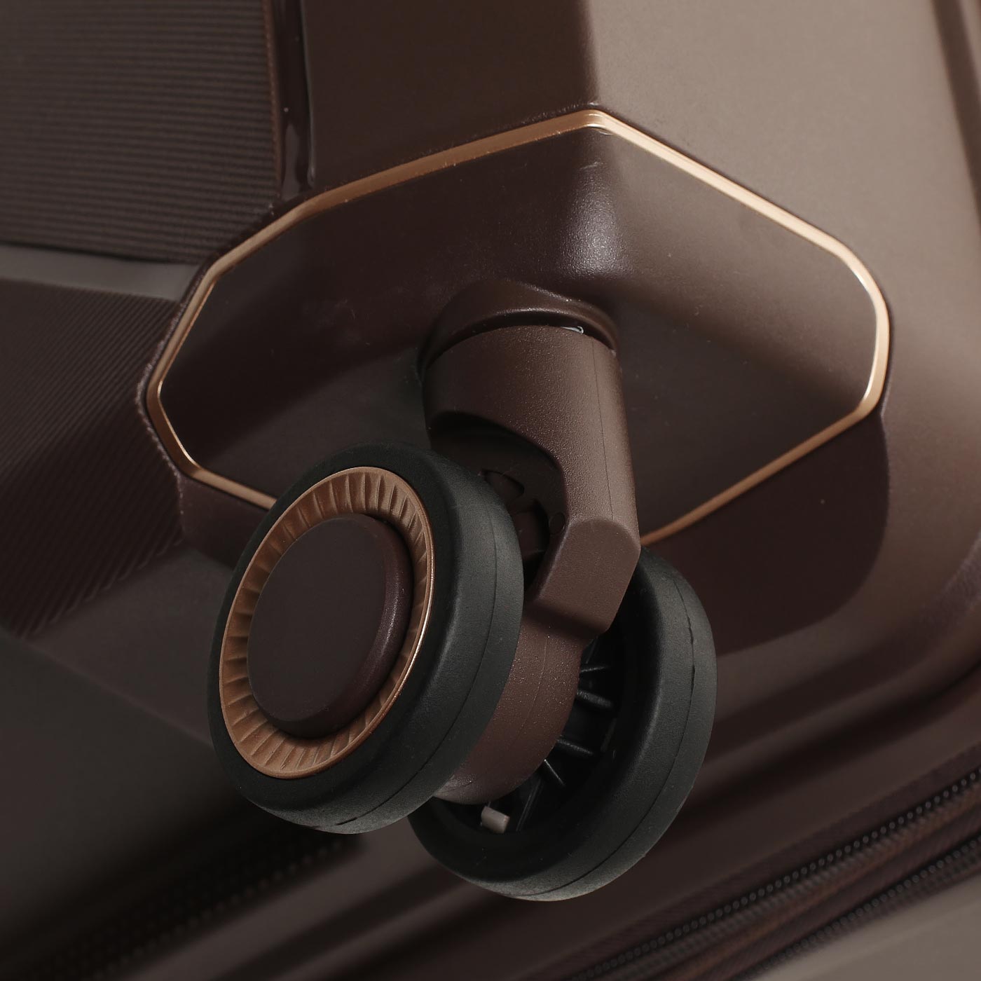 Чемодан средний M из полипропилена Eberhart Cosmo